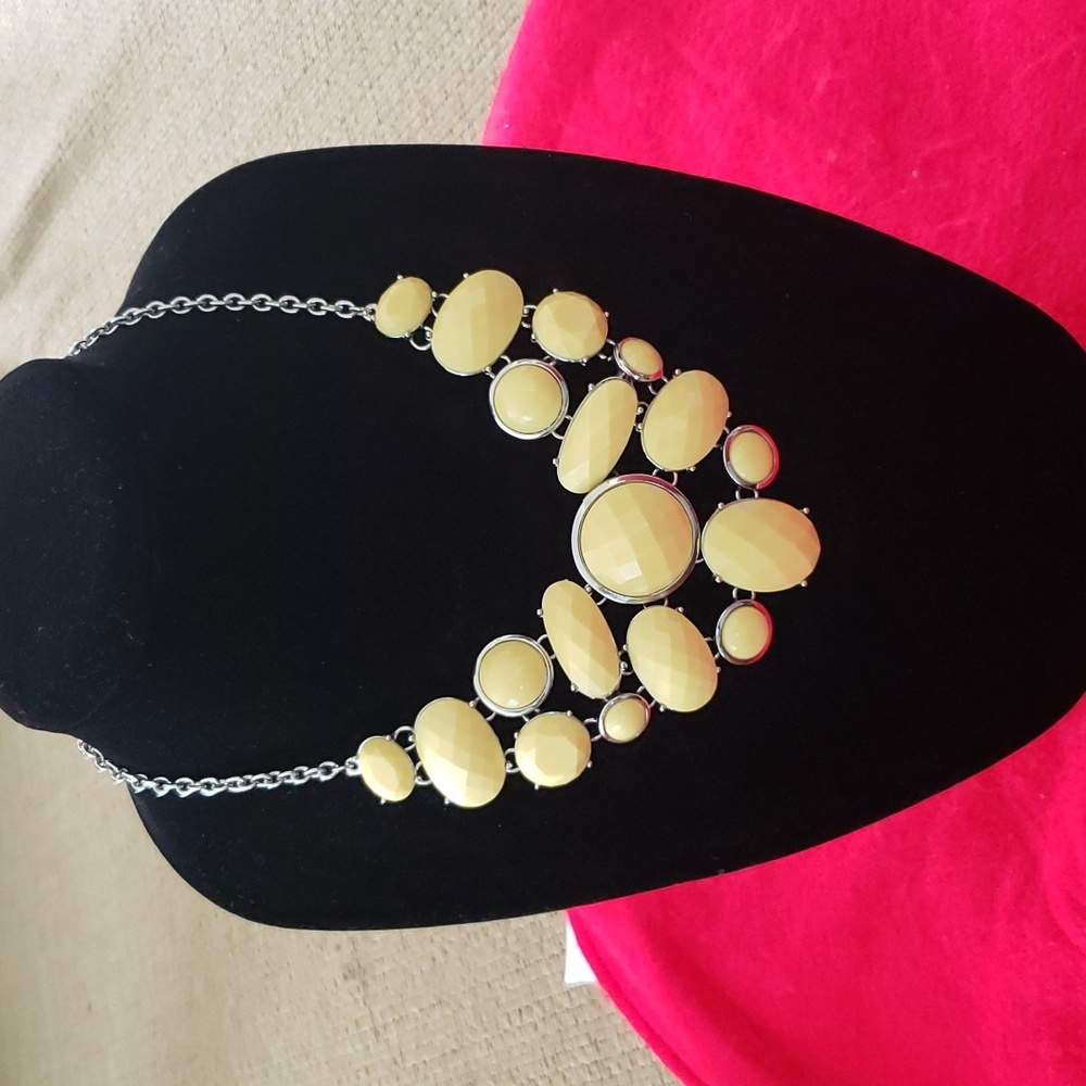 Yellow necklace - Picture 3 of 3